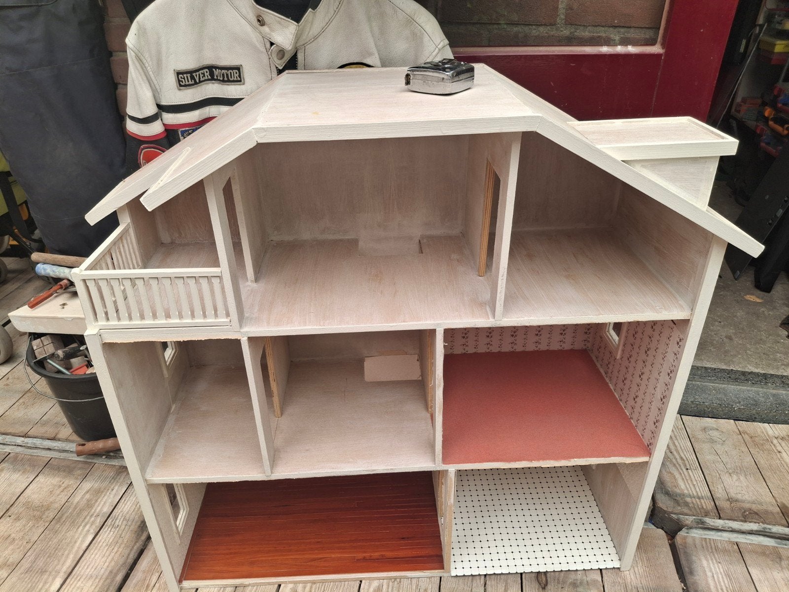Groot houten poppenhuis met balkon - 87x79,5x30,5 cm, Ophalen of Verzenden, Poppenhuis