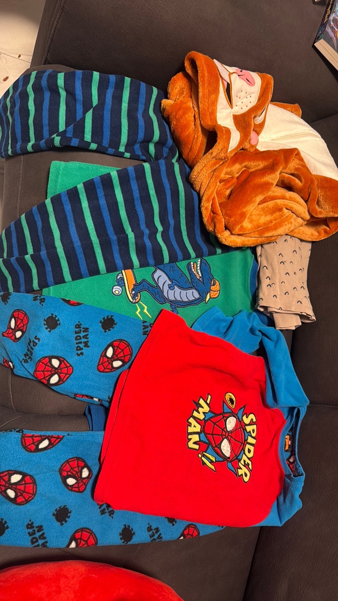 3 x pyama 116 en 1 onesie maat 116, Maat 116, Jongen of Meisje, Badpak, Ophalen of Verzenden
