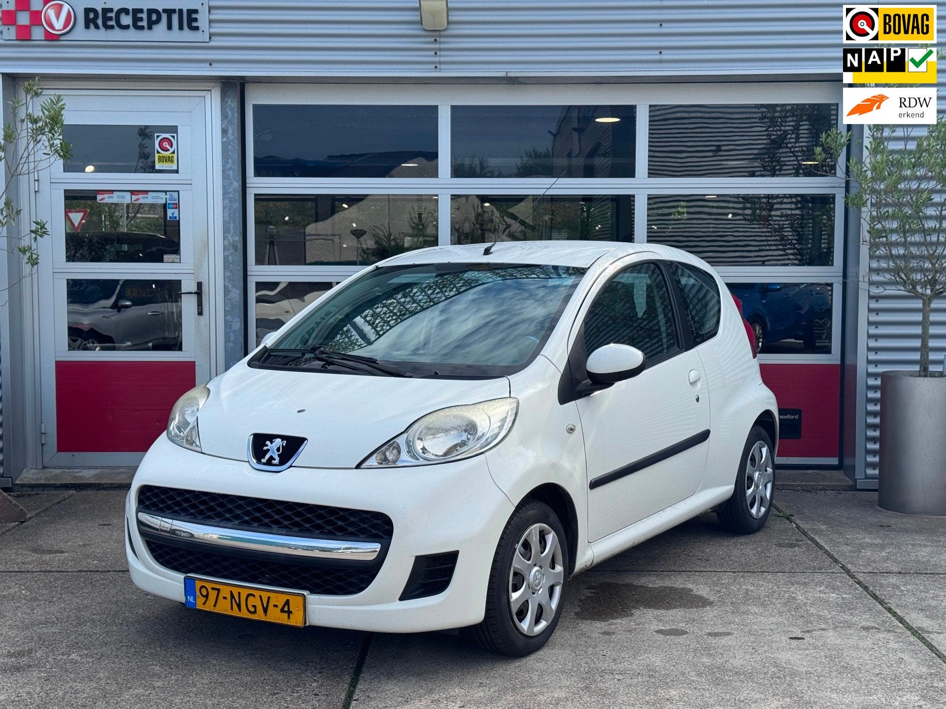 Peugeot 107 1.0-12V Urban Move, Auto's, Voorwielaandrijving, Dealer onderhouden, Gebruikt, 4 stoelen