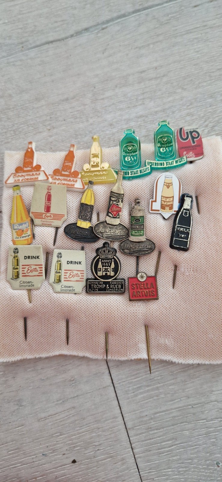 17 vintage reclamespeldjes jaren 60 - Drank & Frisdrank, Verzenden, Gebruikt, Overige onderwerpen, Speldje of Pin