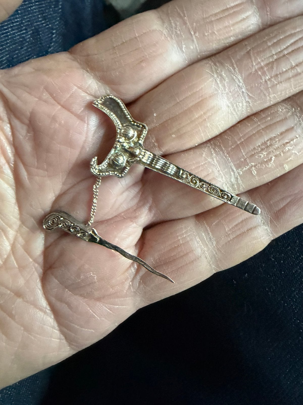 Dasspeld vintage gemerkt  925 zwaard met kris, Ophalen of Verzenden, Zo goed als nieuw