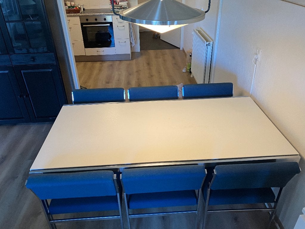 Pastoe tafel en 6 stoelen chroom