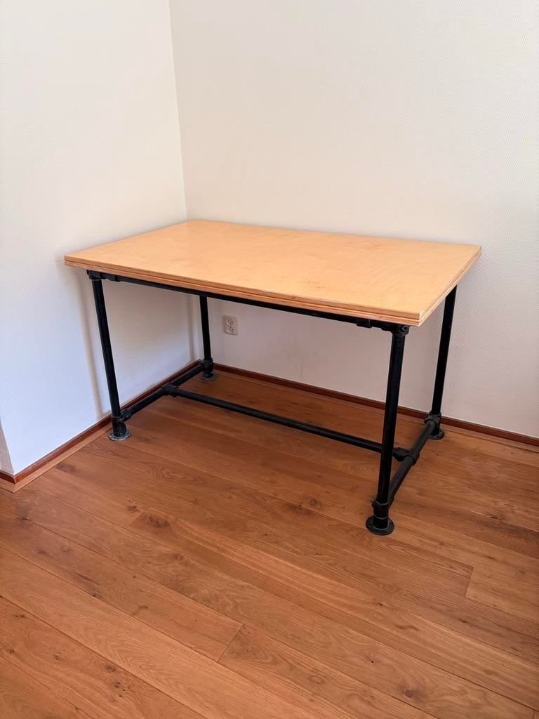 Industrieel bureau / tafel houten blad en metalen poten, Huis en Inrichting, Bureaus, Ophalen, Hout, Bruin, Zo goed als nieuw