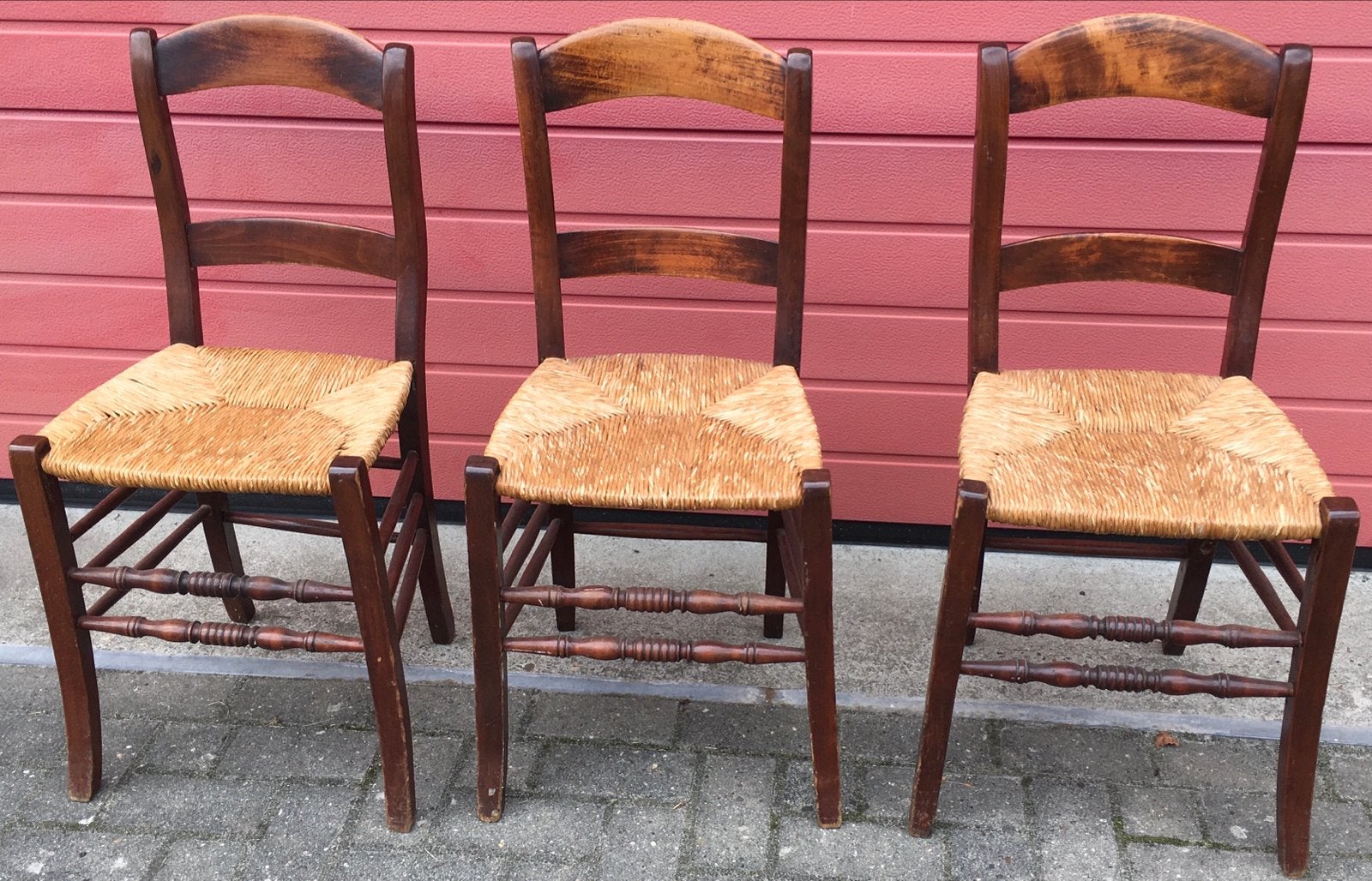 Drie antieke stoelen met biezen matten, Ophalen