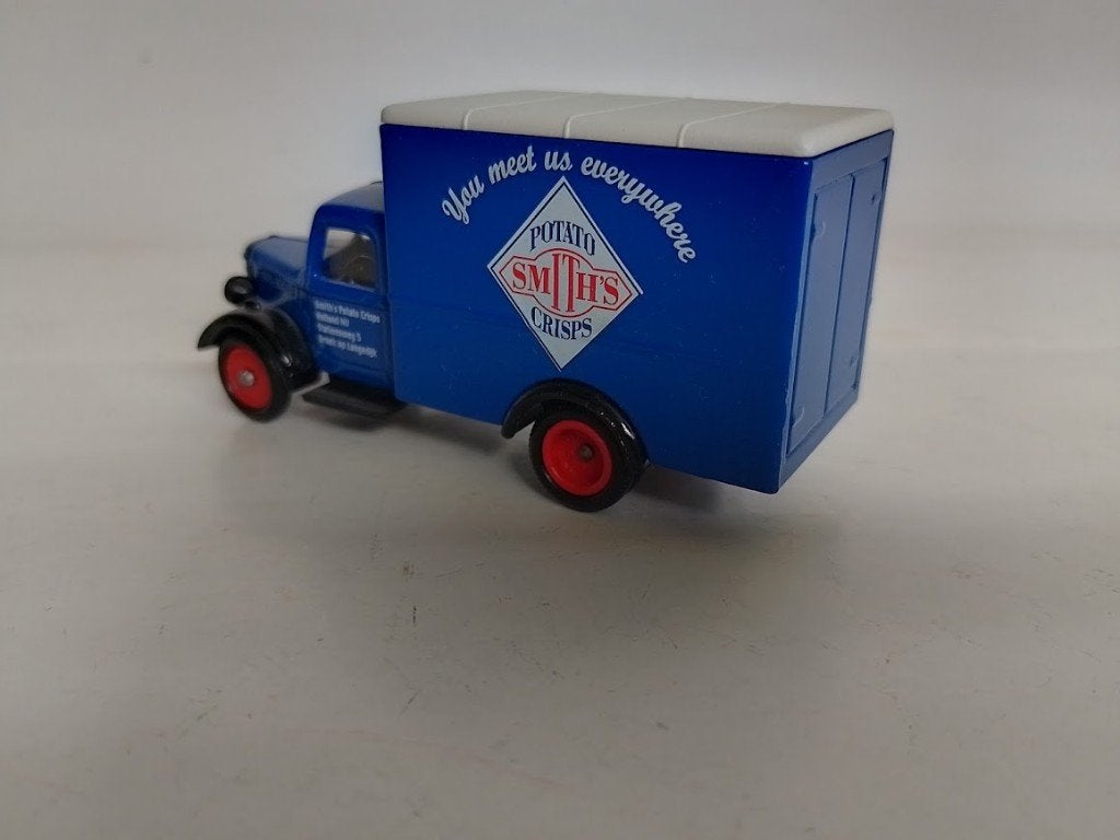 Bedford van , Smiths chips, Lledo nr 904, Ophalen of Verzenden, Nieuw, Bus of Vrachtwagen, Overige merken