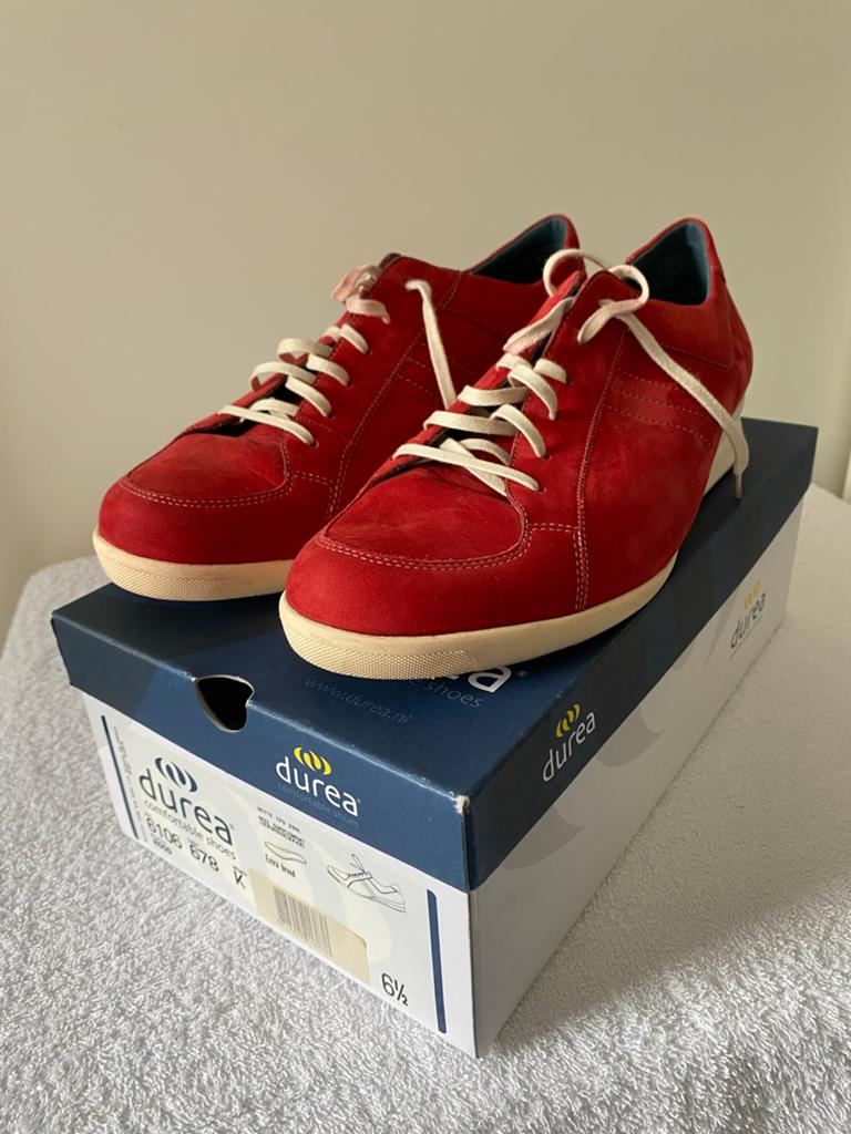 Durea Rode Suède Sneakers - Maat 39.5 (6.5), Ophalen of Verzenden, Zo goed als nieuw, Rood, Sneakers of Gympen
