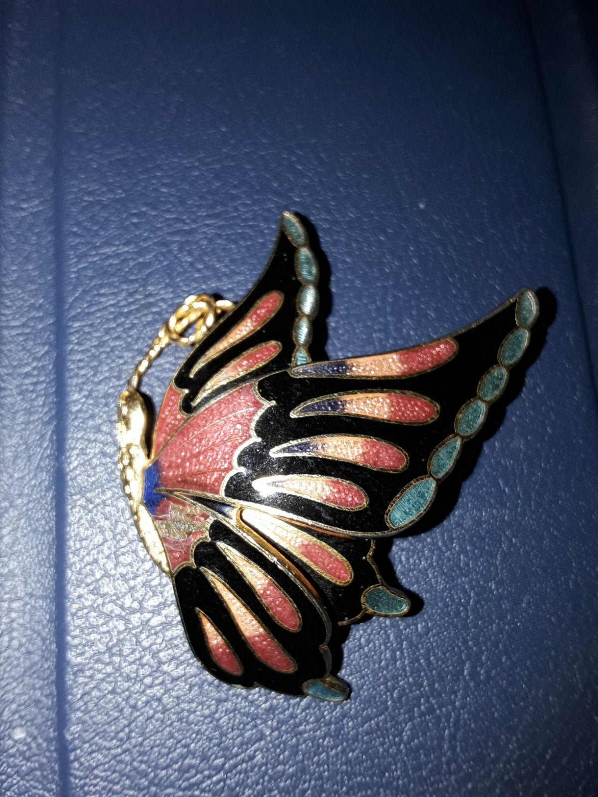 Goudkleurige cloisonne vlinder broche jaren '70, Overige materialen, 4 tot 7 cm, Ophalen of Verzenden, Zo goed als nieuw