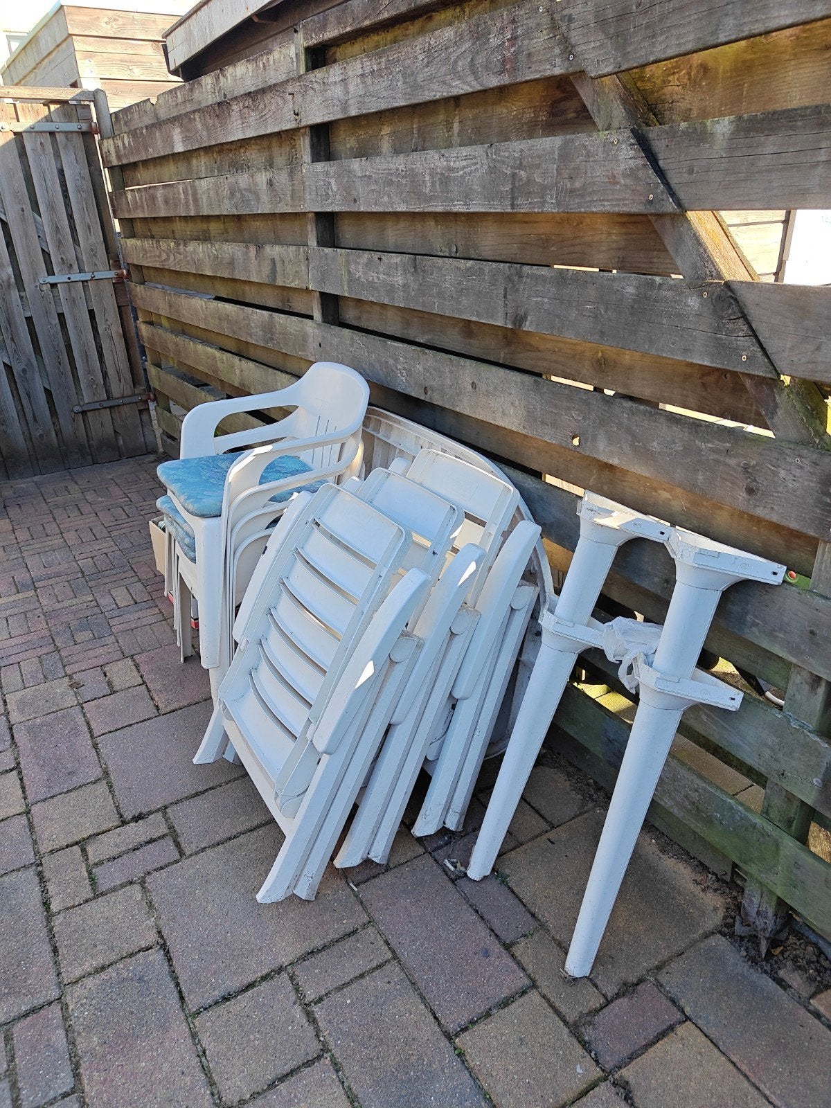 Foto 3 van Tuinset: 4 vaste stoelen, 3 klapstoelen en 1 tafel