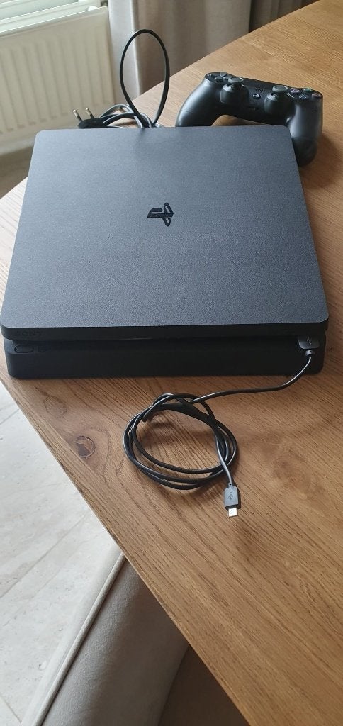 SONY Playstation 4 SLIM 500 GB Zwart met controller, Spelcomputers en Games, Ophalen, 500 GB, Zo goed als nieuw, Met 1 controller