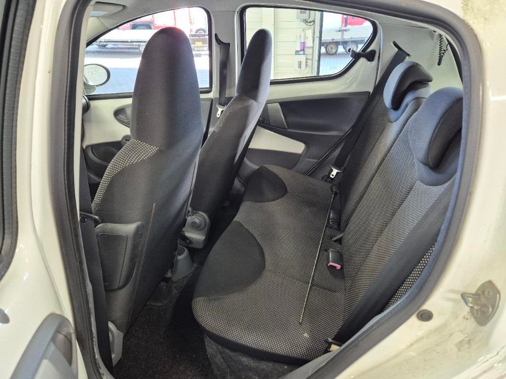 Foto 11 van Toyota Aygo 1.0 NAP 5D Airco Nieuwe APK Elek.ramen Velgen 1e