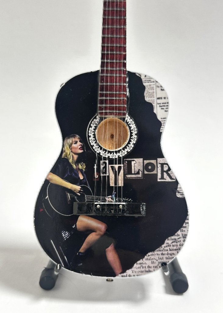 Taylor Swift foto zittend miniatuur gitaar 25cm mini guitar, Info@deconoord.nl, Deco Noord, Nieuw, Ophalen of Verzenden