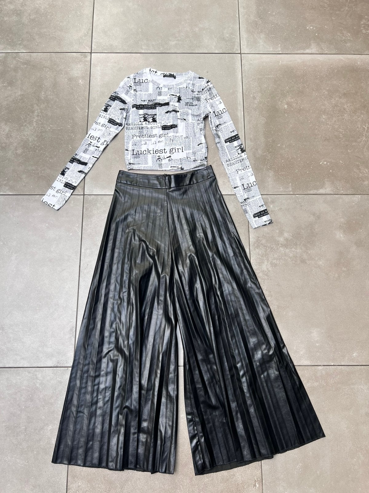 VEGAN LEREN WIJDE PIJPEN ZWARTE PLISSE BROEK + PRINT TOP M, Ophalen of Verzenden, Zo goed als nieuw