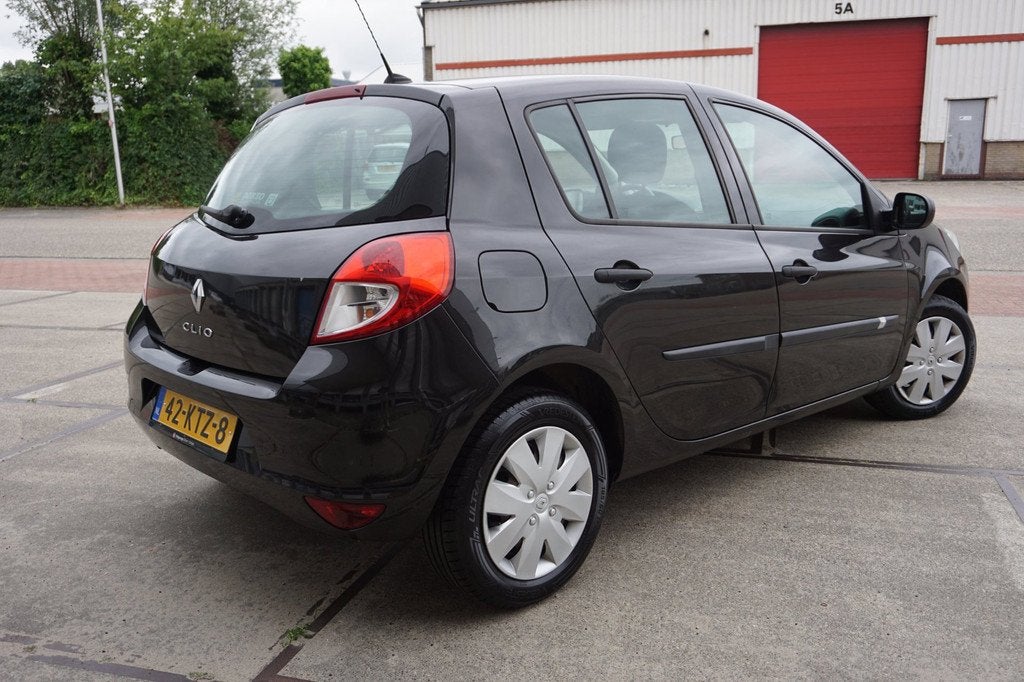 Renault Clio 1.2 TCe Special Line, Voorwielaandrijving, Gebruikt, Zwart, 4 cilinders