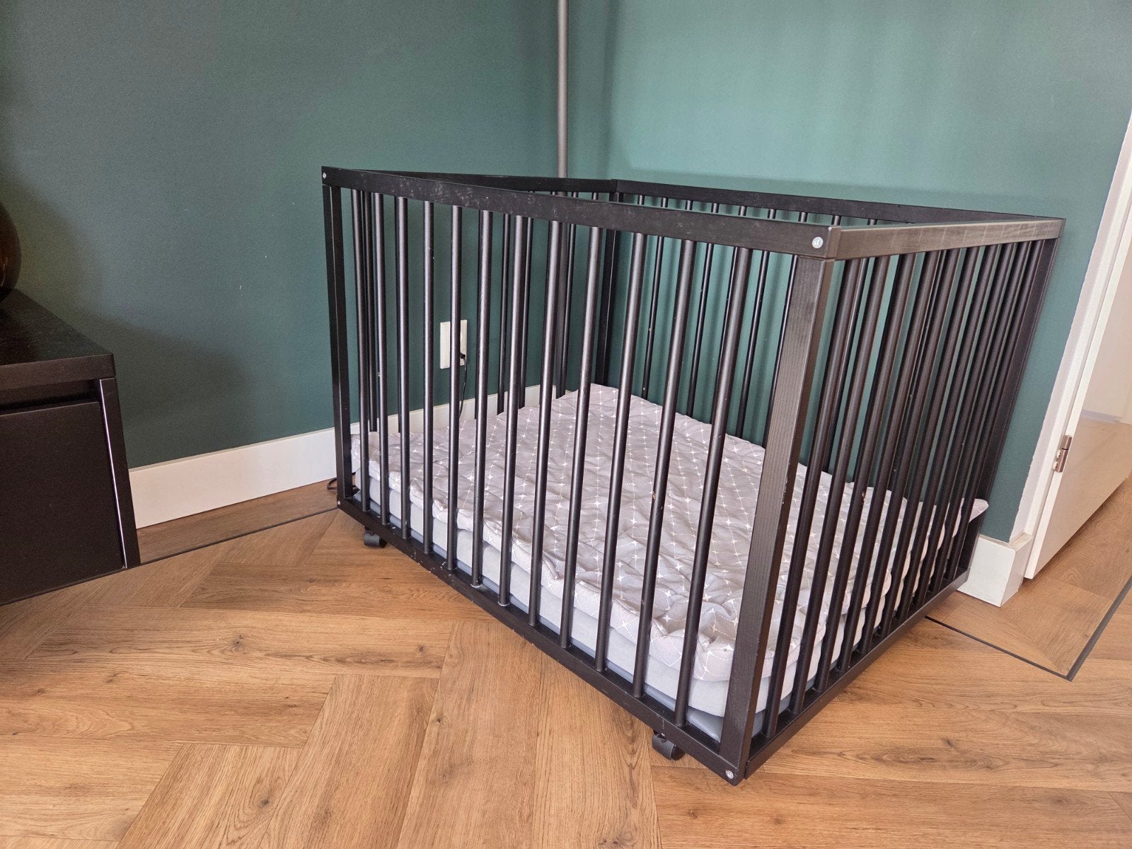 Box zwart met matras, boxkleed en wieltjes 80x100, Ophalen, Gebruikt, Rechthoekig, In hoogte verstelbaar