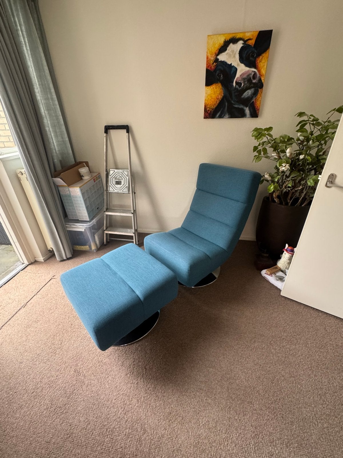 Comfortabele blauwe loungestoel met voetenbank, Huis en Inrichting, Fauteuils, Ophalen, Gebruikt, 125 tot 150 cm, Stof