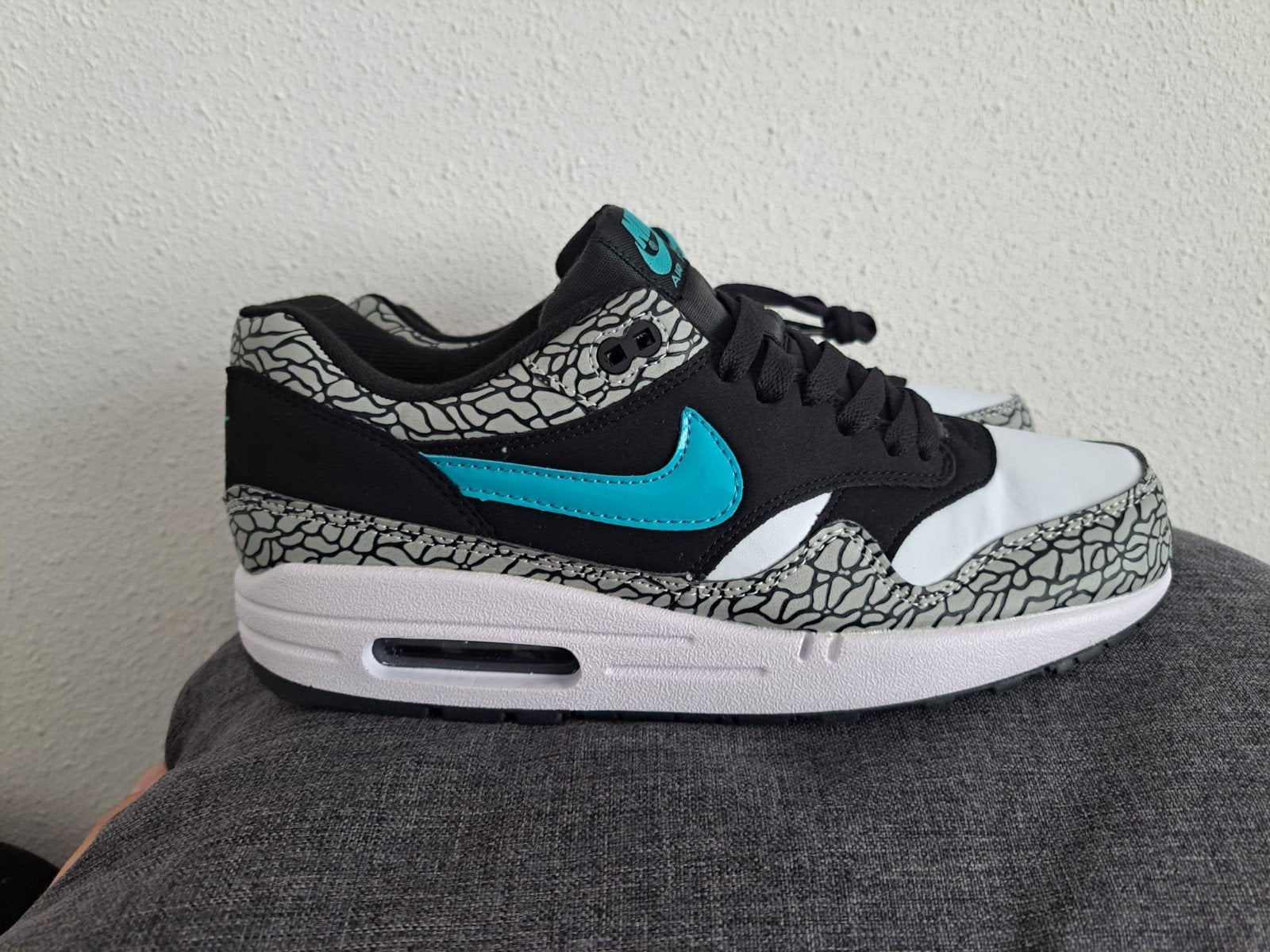 Nike Air Max 1 Atmos Elephant EU 42, Kleding | Heren, Overige kleuren, Nike, Nieuw, Ophalen of Verzenden