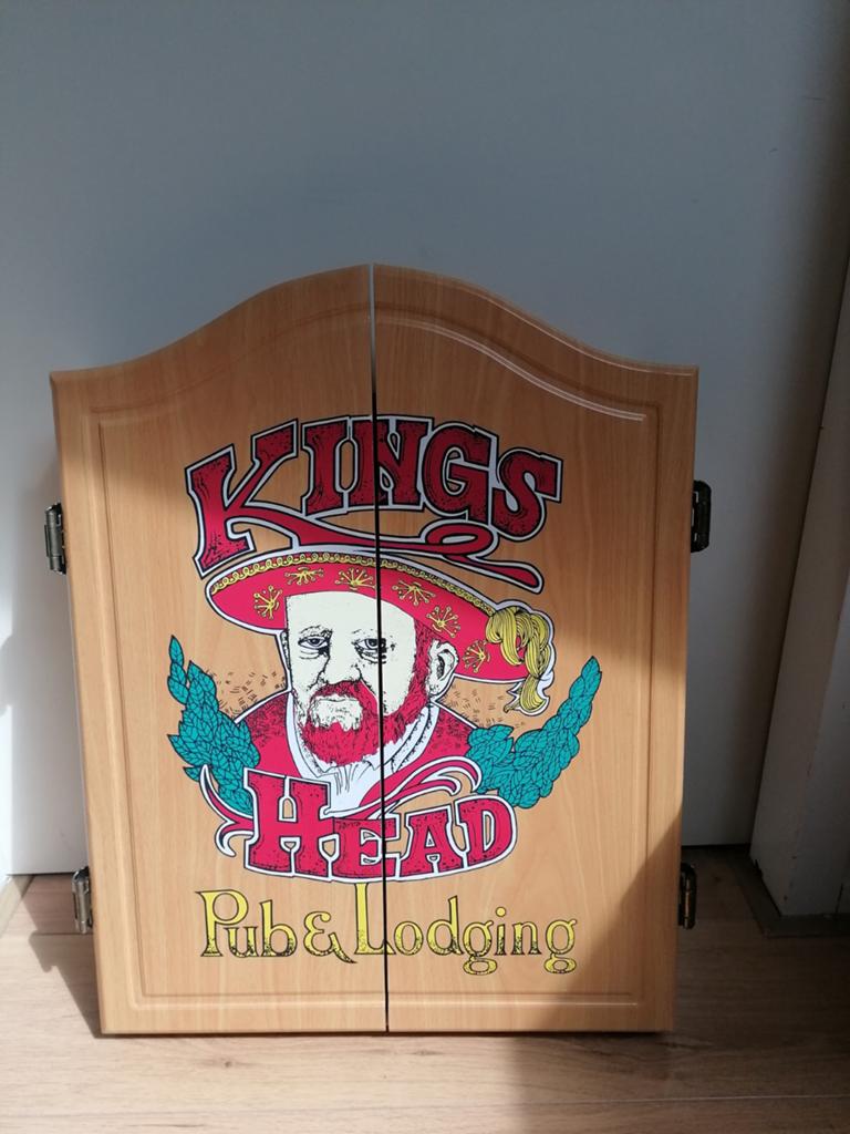 Dartbord in Kings Head kast met pijlen, Ophalen