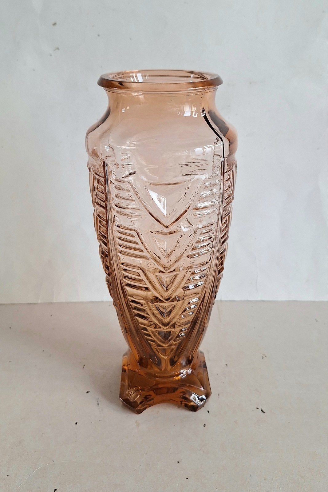 Art Deco Rosaline glazen vaas op voet. Geometrisch patroon., Ophalen of Verzenden