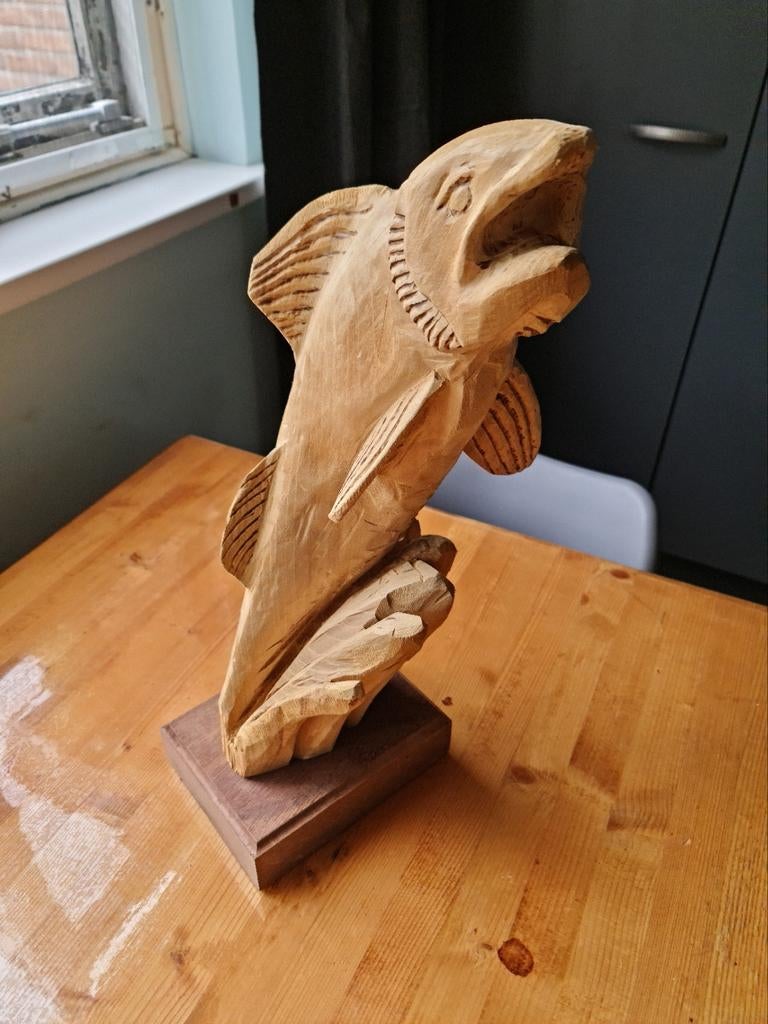 Uniek handgemaakt houten zalm beeld - Zeeleven sculptuur, Ophalen of Verzenden, 20 - 50 cm, Zeeleven, Beeld