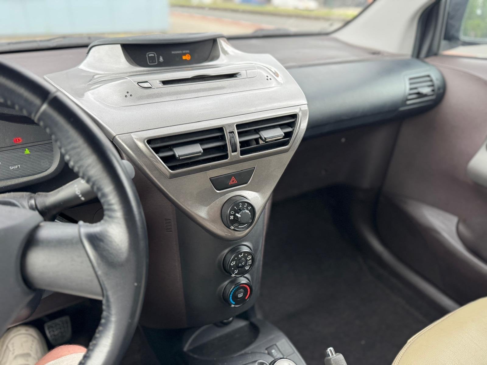 Toyota IQ 1.0 VVTi Comfort, nieuwe apk,km nap,airco, Auto's, Dealer onderhouden, Gebruikt, Overige kleuren, 4 stoelen