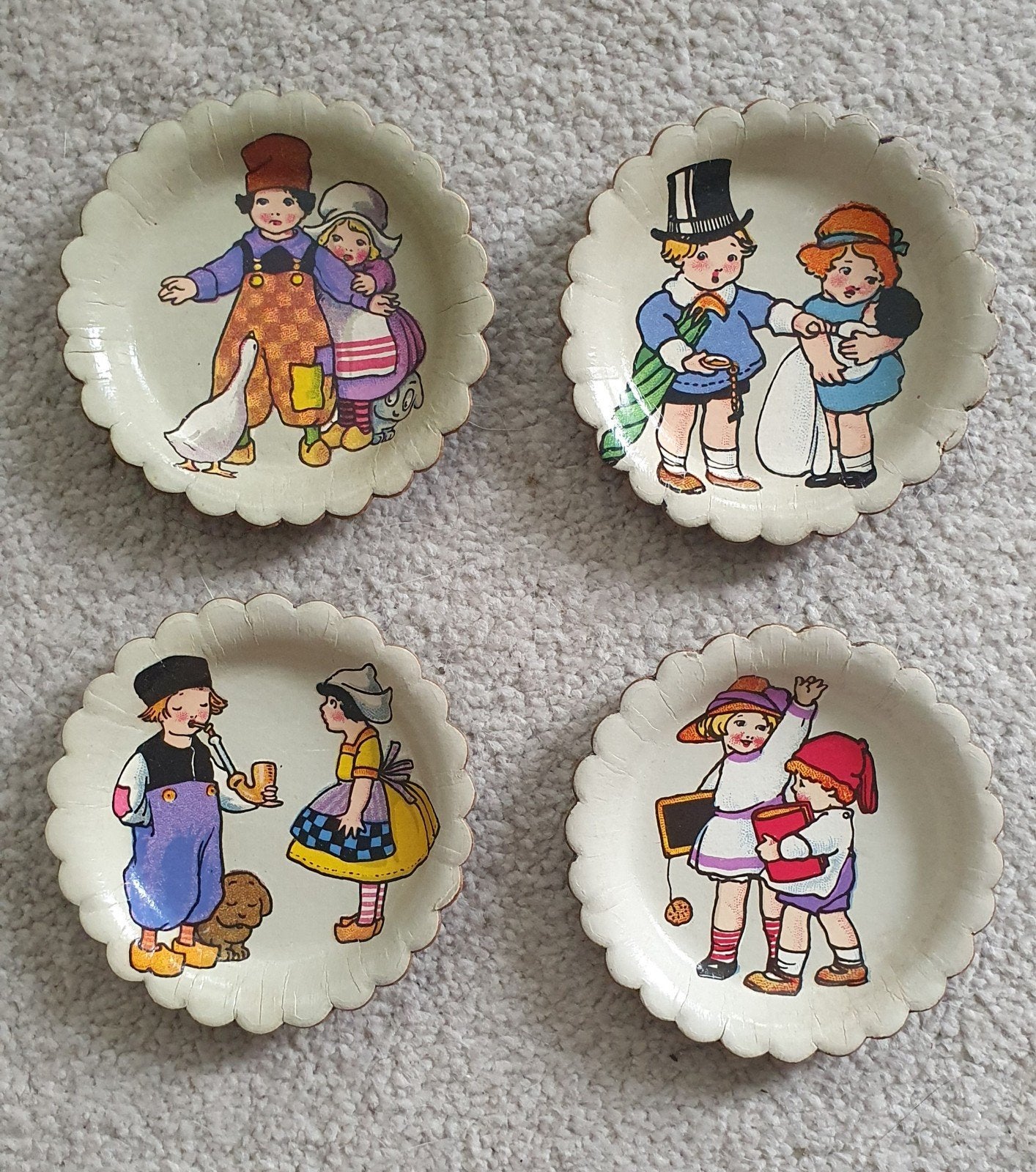 4 kleine "Bordjes" met kinderafbeeldingen - antiek, Ophalen of Verzenden, Zo goed als nieuw, Poppenhuis