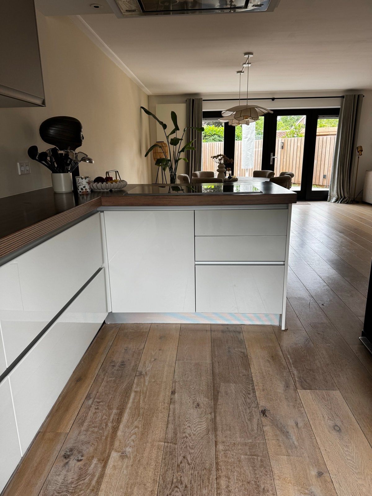 Moderne witte keuken met kookeiland en inbouwapparatuur, Ophalen, Wit, Hoekkeuken, Zo goed als nieuw