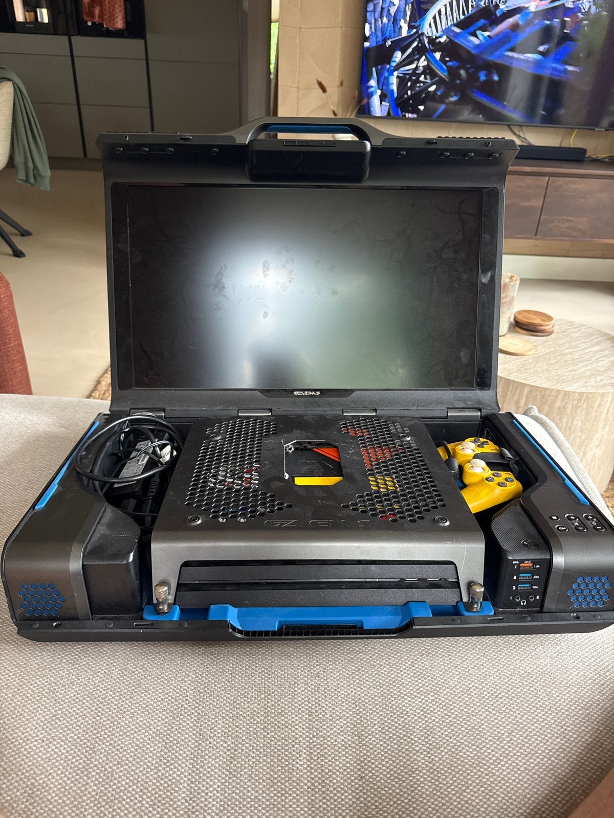 GAEMS Game Koffer (defect scherm), Ophalen, Met games, Met 2 controllers, Niet werkend