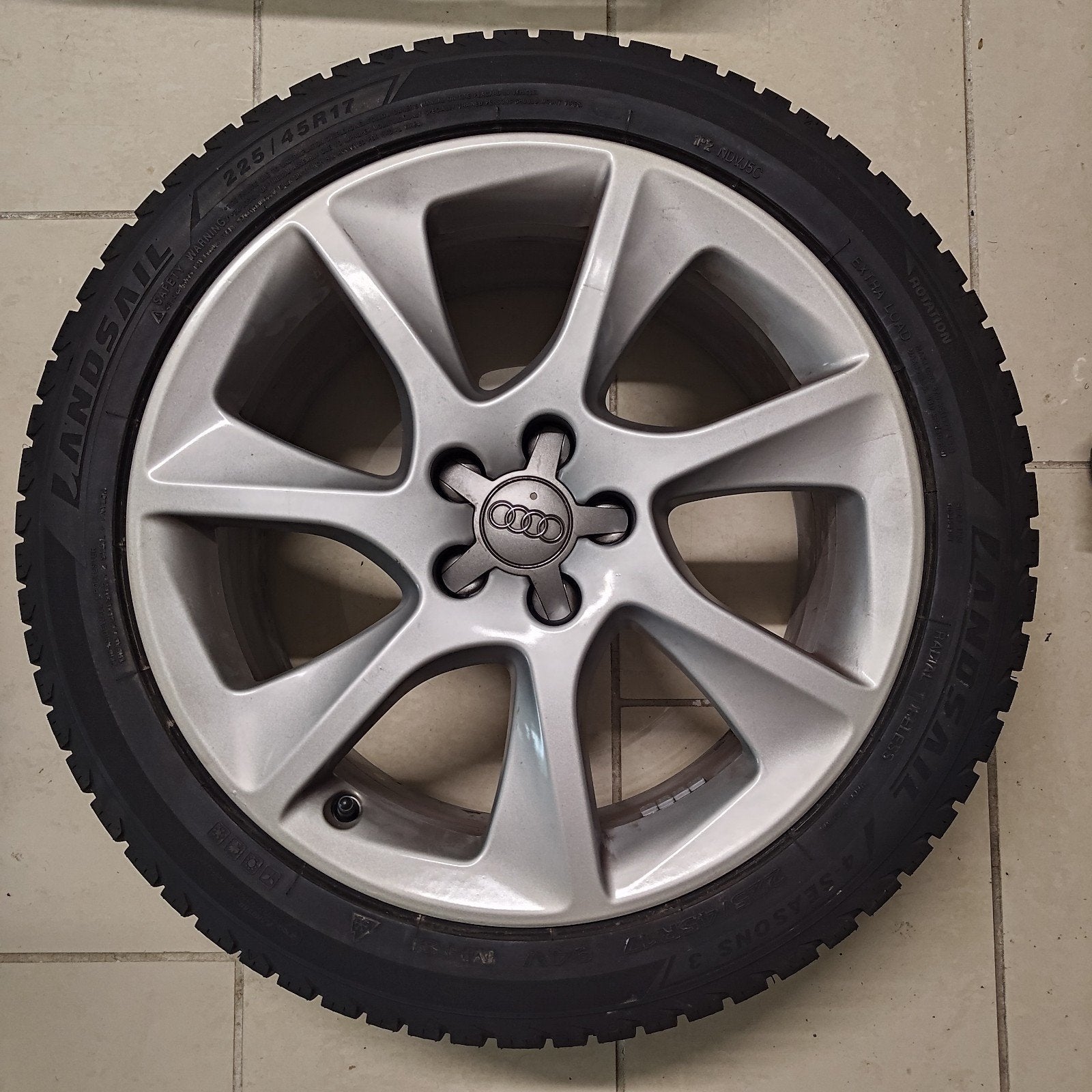 Audi A1 S-line 17x7.5j 5x100 ET36 + all-season 225/45r17, Auto-onderdelen, Ophalen, Banden en Velgen, 17 inch, All Season