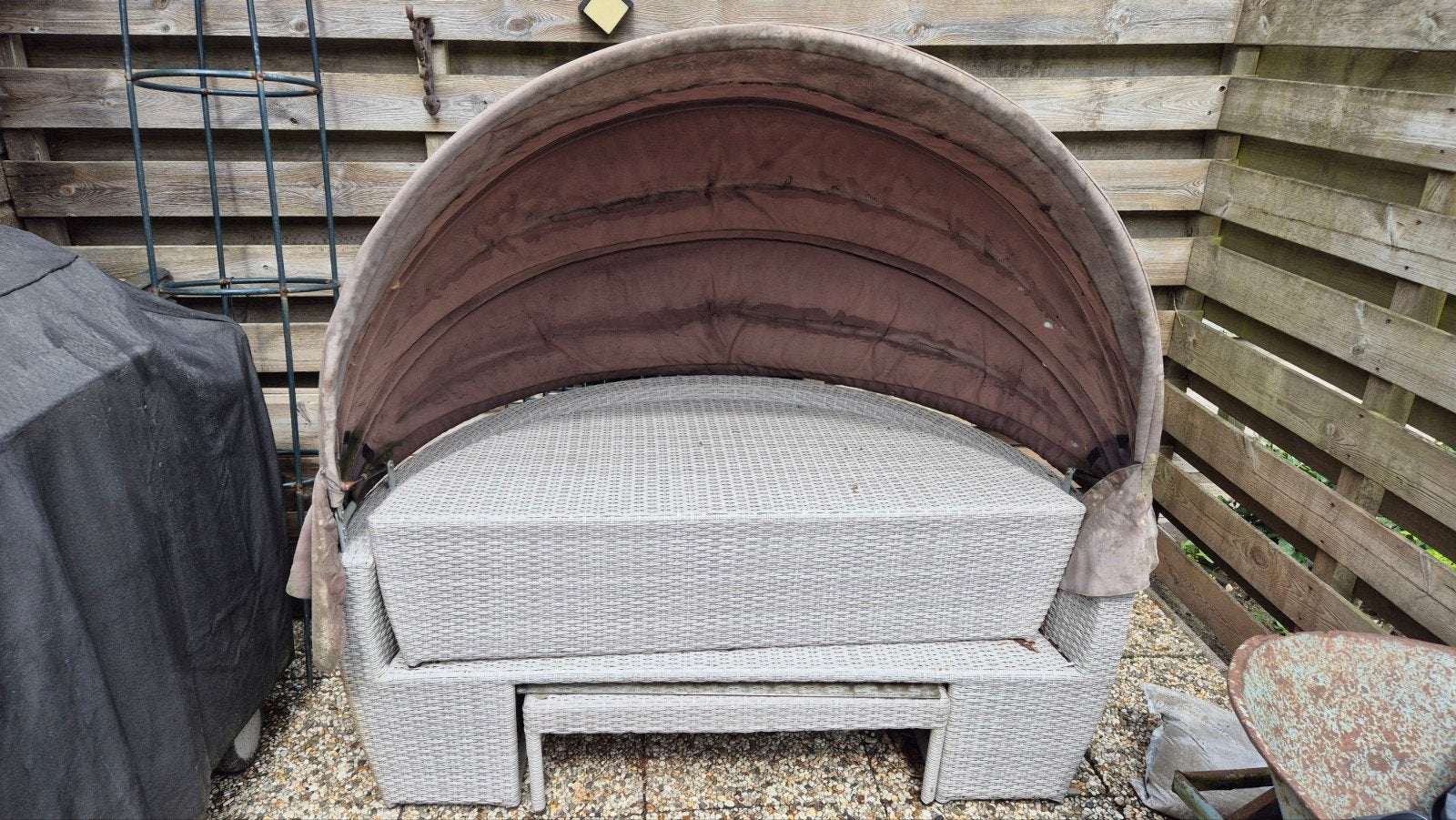 Mooie duoseat met tafeltje, bank en bruine kussens, Ophalen, Nieuw, Overige materialen