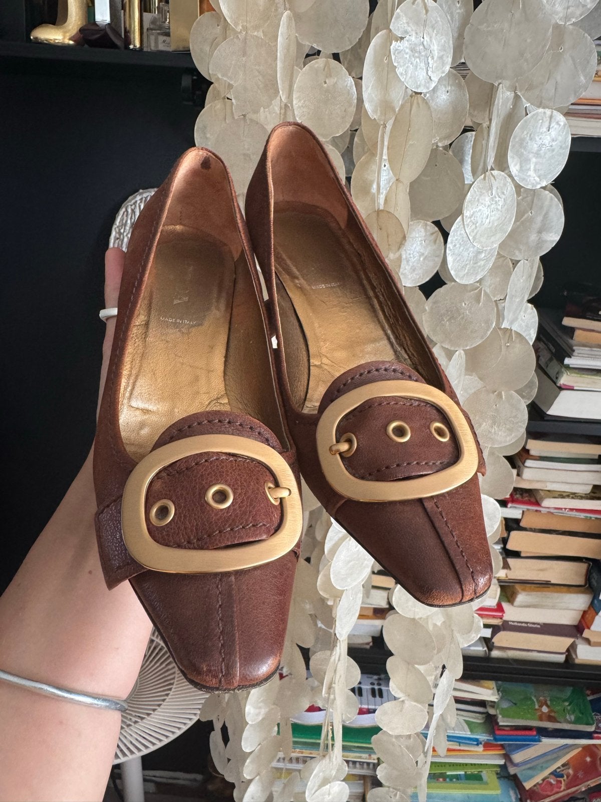 Vintage Prada Pumps - Bruin Leer met Gouden Gesp, Kleding | Dames, Ophalen of Verzenden, Gedragen, Bruin, Pumps