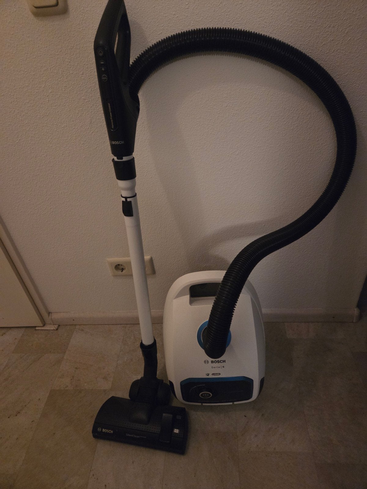 Bosch Serie 6 ProSilence Stofzuiger met zak, Bosch, Zo goed als nieuw, Stille werking, Sledestofzuiger
