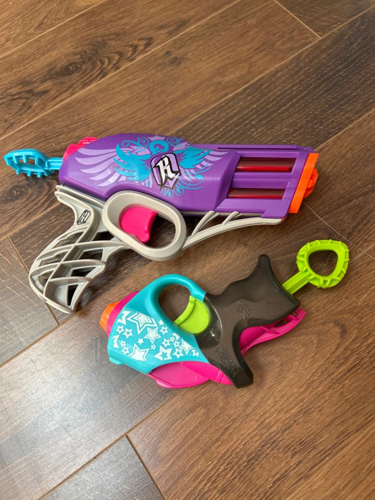 Twee Nerf pistolen voor meiden - Roze en Paars met pijlen, Ophalen of Verzenden, Zo goed als nieuw