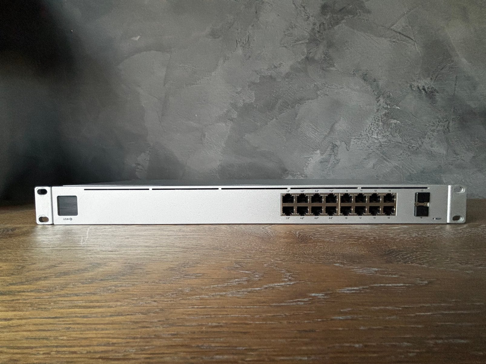 Ubiquiti Unifi 16 poorts POE Gen2 Switch (USW-16-POE), Computers en Software, Netwerk switches, Ophalen of Verzenden, Zo goed als nieuw