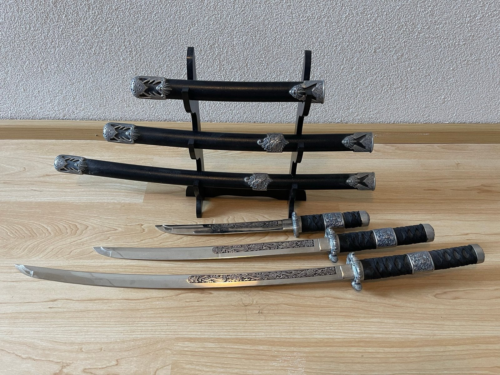 Sier Katana Set met Standaard - Decoratieve Zwaarden, Verzamelen, Ophalen, Gebruikt