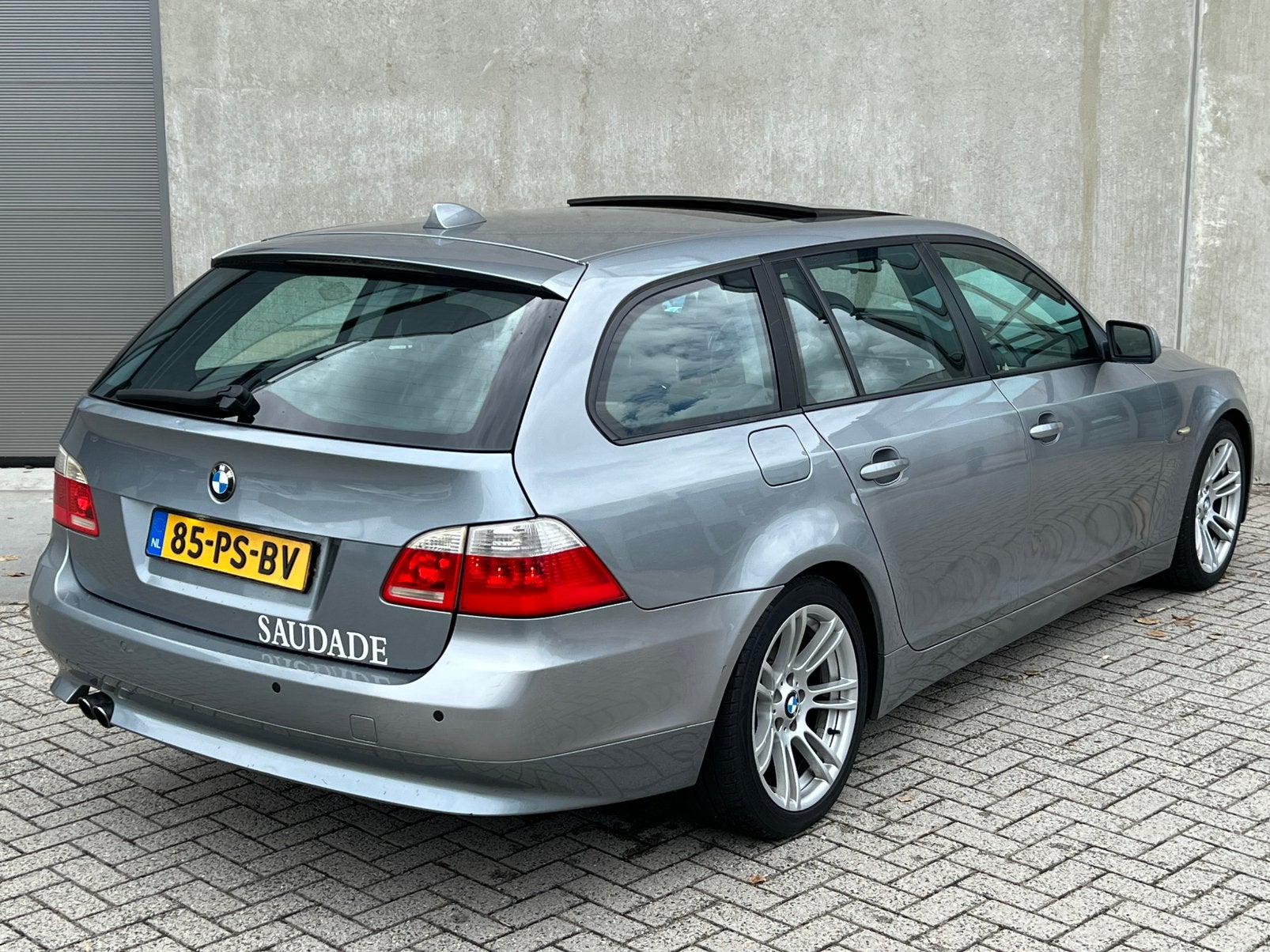 BomVolle Grijze BMW 5-Serie 525i E60 Touring/PanoramaDak/HU!, Automaat, Achterwielaandrijving, 2000 kg, Bi-Xenon koplampen