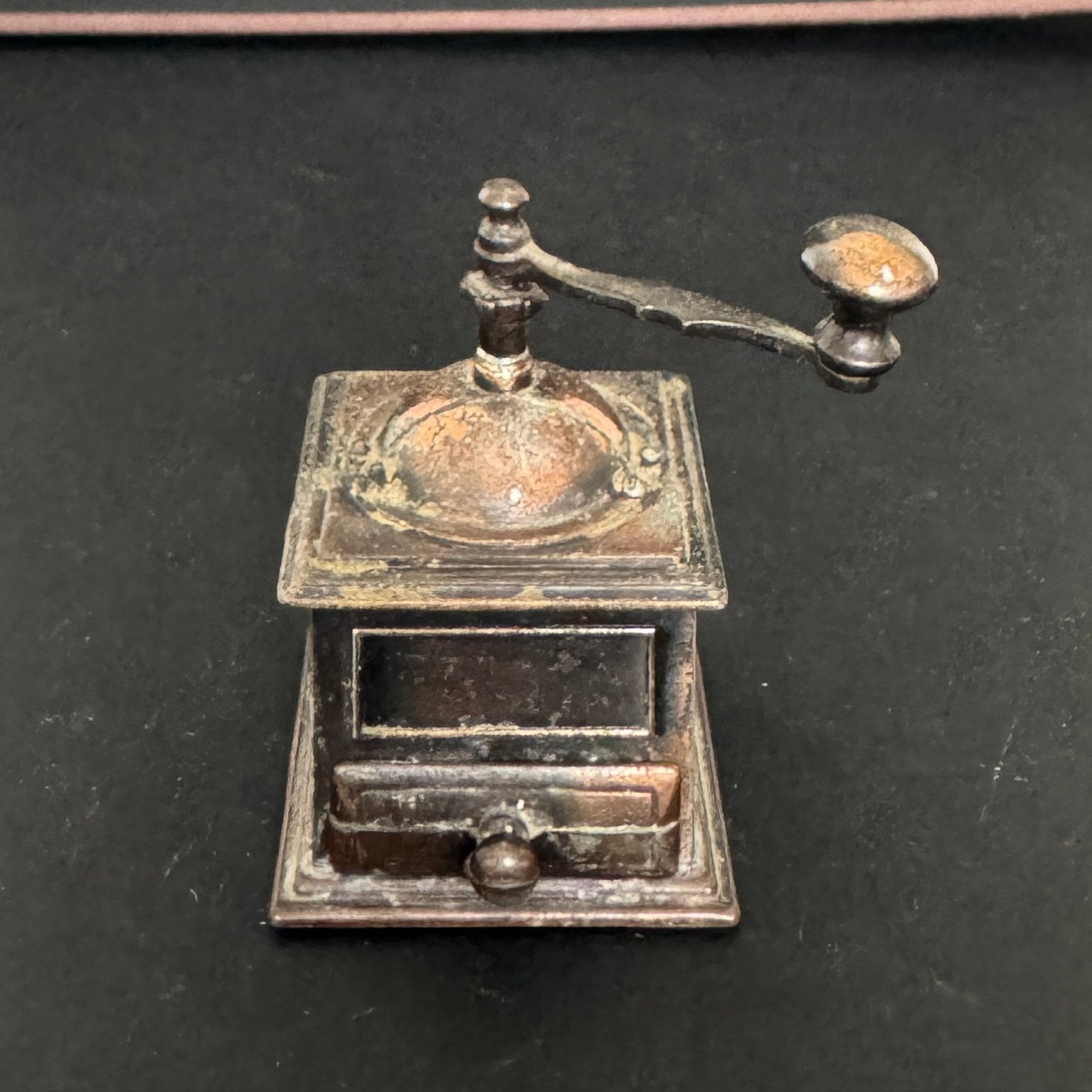 Letterbak beeldje, koperen koffiemolen, hoogte 7 cm, Ophalen of Verzenden