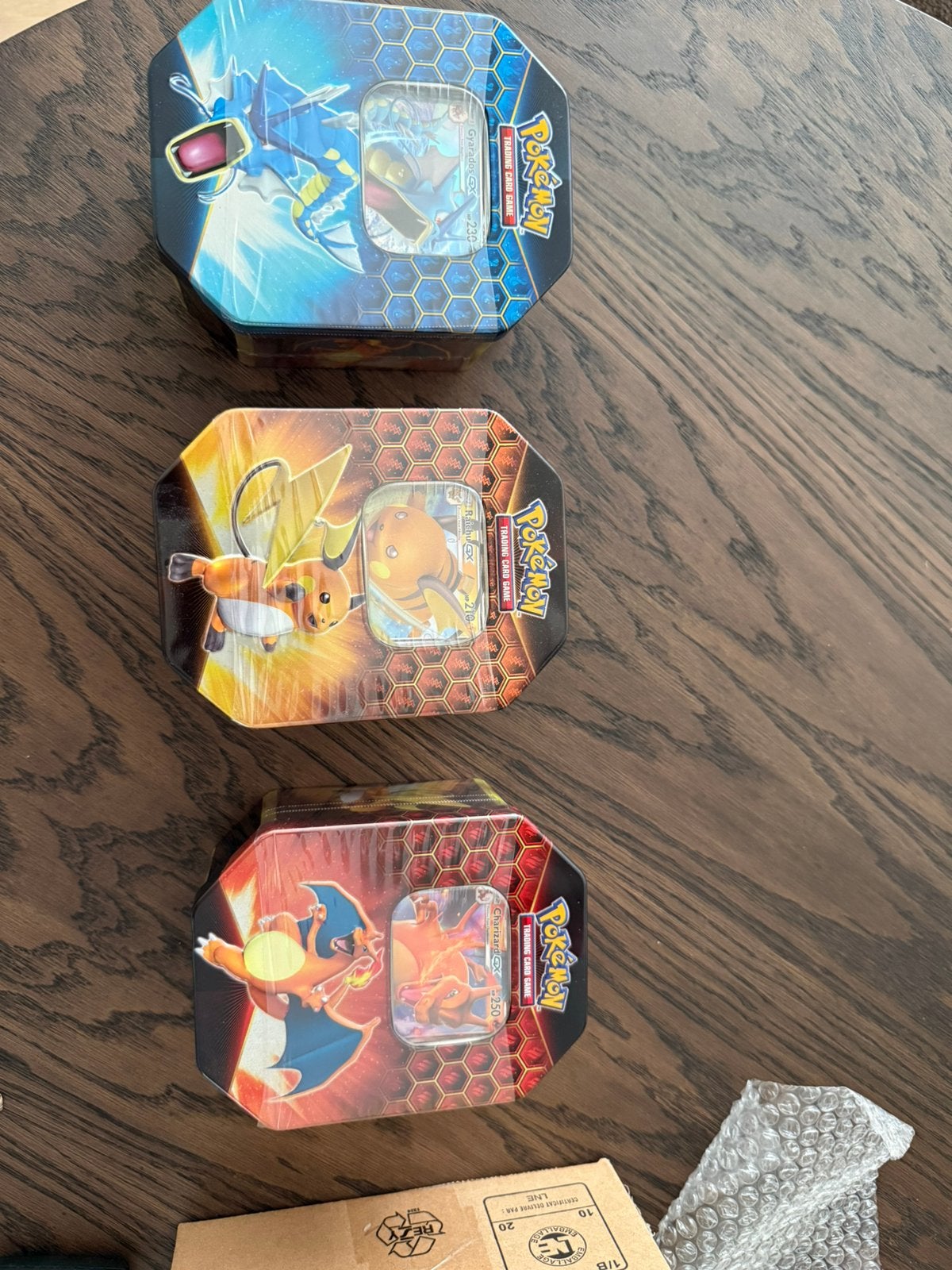 Hidden fates tins Charizard/Gyrados/Raichu sealed, Hobby en Vrije tijd, Verzamelkaartspellen | Pokémon, Ophalen, Zo goed als nieuw
