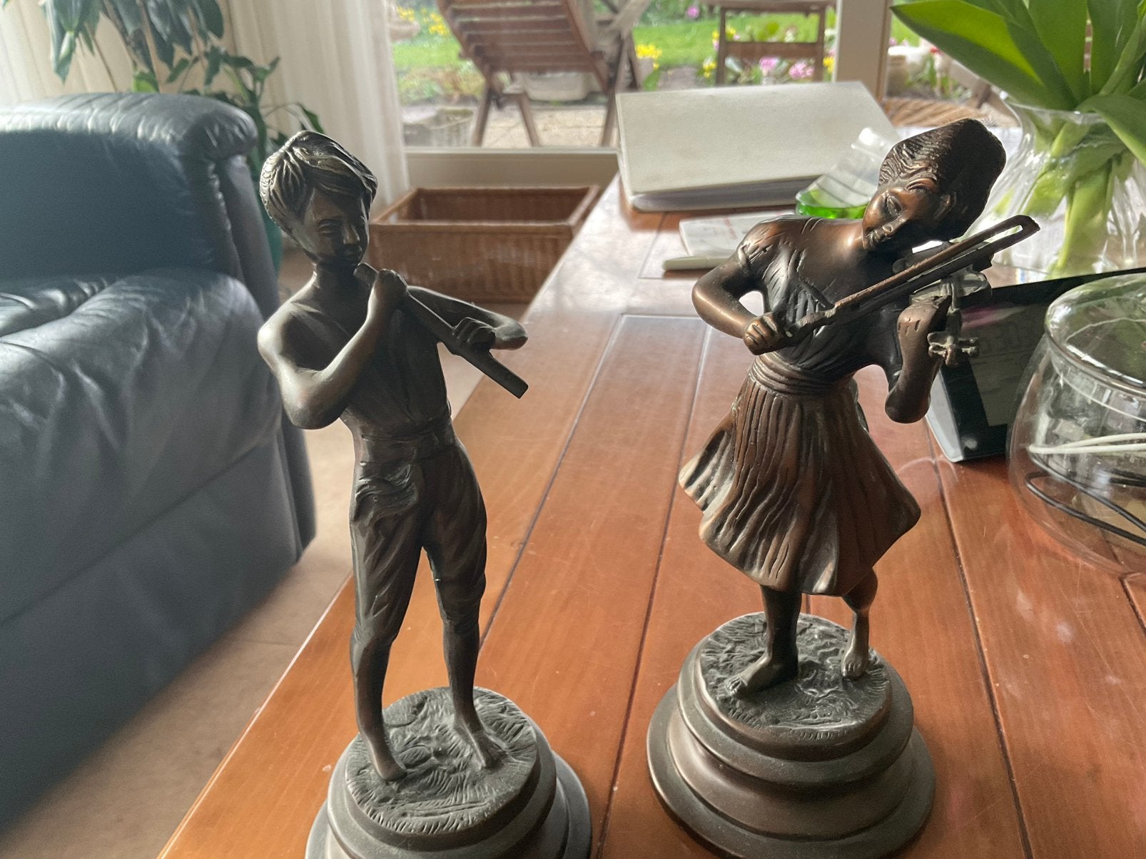 Violiste en fluitspeler, Ophalen, Brons