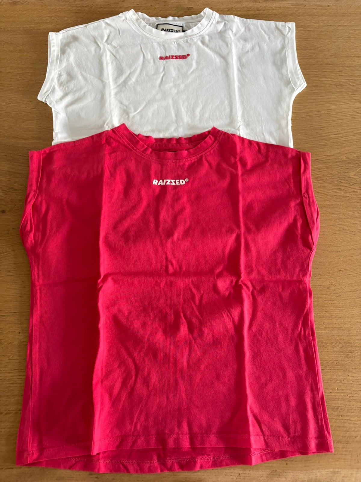 2 raizzed shirtjes, maat 128, nieuw en zgan, Ophalen of Verzenden, Zo goed als nieuw, Meisje, Shirt of Longsleeve