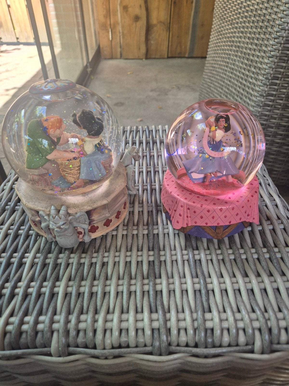 2 Disney Snowglobes -  Notre Dame (muziek), Verzamelen, Ophalen of Verzenden, Overige figuren, Zo goed als nieuw, Beeldje of Figuurtje