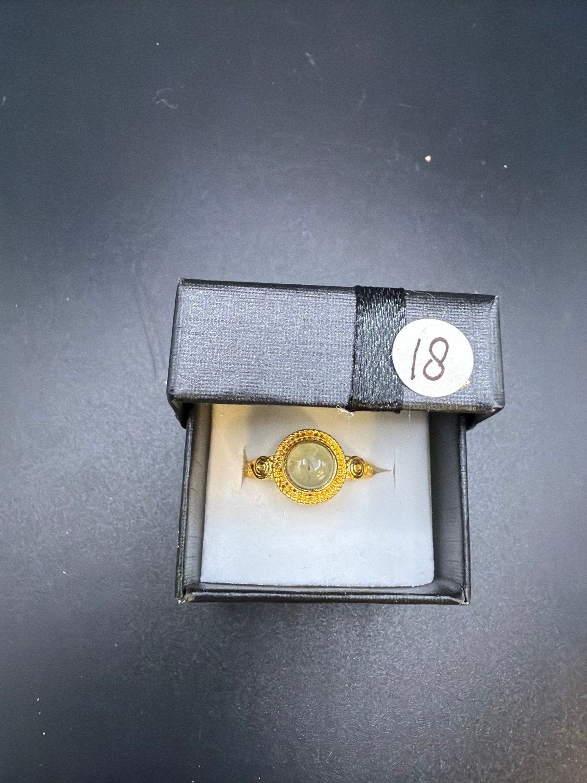 Ring van verguld messing met lichtgroene steen - Maat 18, 18 tot 19, Ophalen of Verzenden, Zo goed als nieuw, X