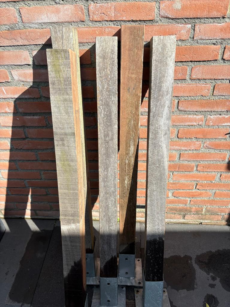 Hardhouten palen met metalen voet - 105 cm hoog, Gebruikt, Palen, Ophalen of Verzenden, Hardhout