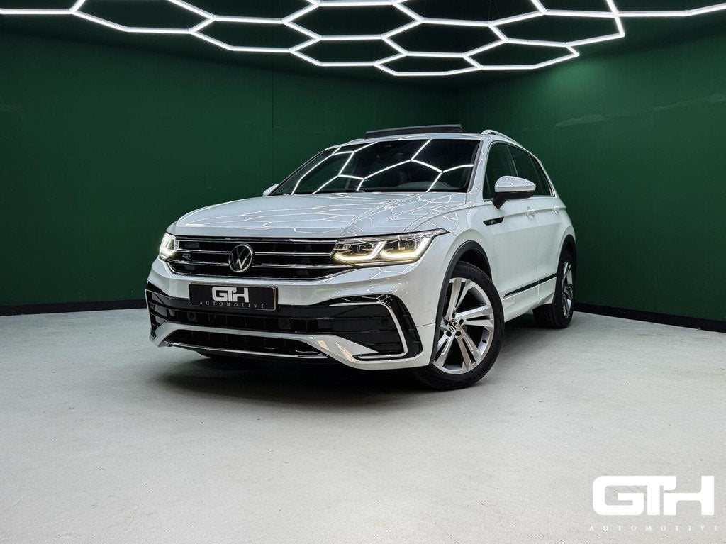 Volkswagen Tiguan 1.5 TSI R-Line IQ | Pano | Trekhaak | NAP, 1441 kg, 15 km/l, 4 cilinders, 150 pk