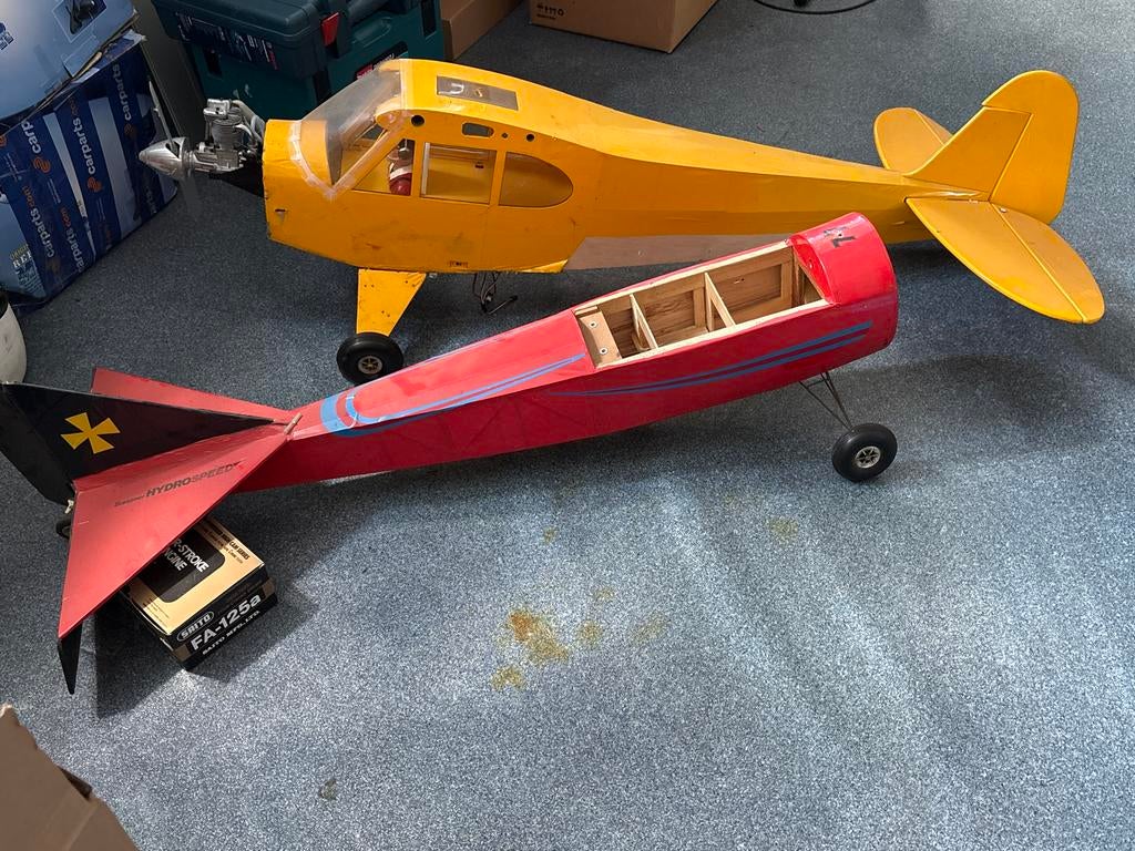 RC Vliegtuigen: Gele Piper Cub en Rode Graupner Hydrospeed, Gebruikt, Groter dan 1:72, Vliegtuig, Ophalen