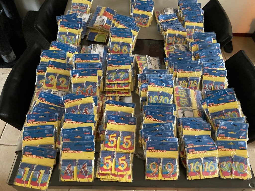 grote partij cijfer slingers verjaardag 404 stuks, Ophalen of Verzenden, Nieuw, Versiering, Verjaardag
