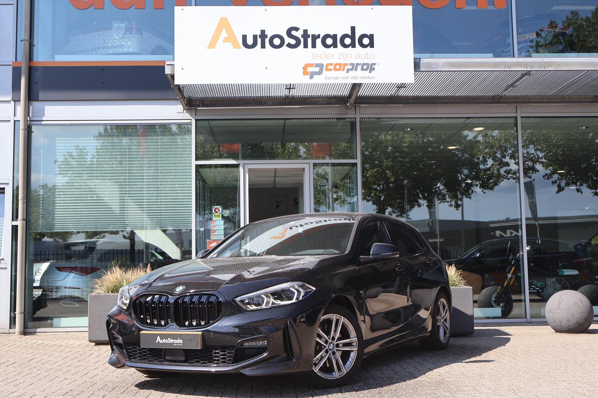 BMW 1-Serie (f40) 118i M-Sport Aut | Camera I Carplay | LED, 136 pk, Met garantie (alle), Leder en Stof, Zwart