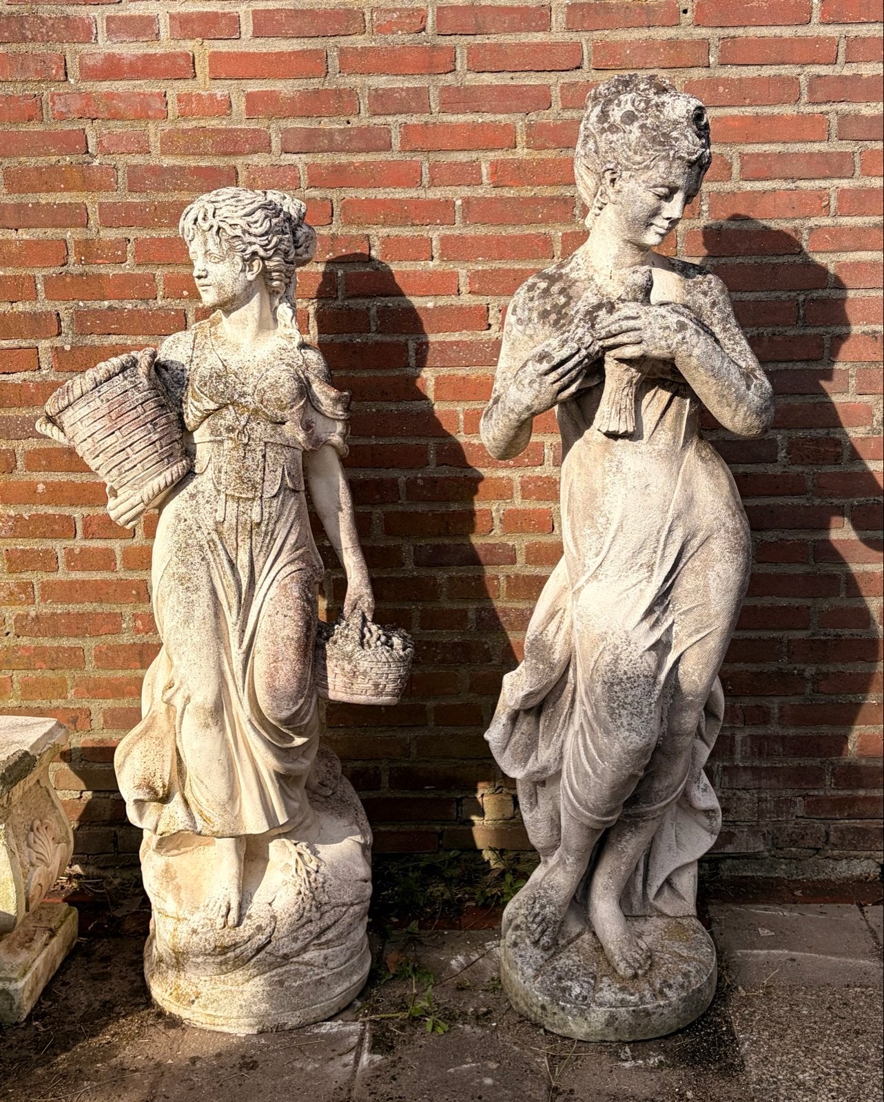 Twee klassieke tuinbeelden van vrouwenfiguren, Ophalen, Gebruikt, Beton, Mensenbeeld