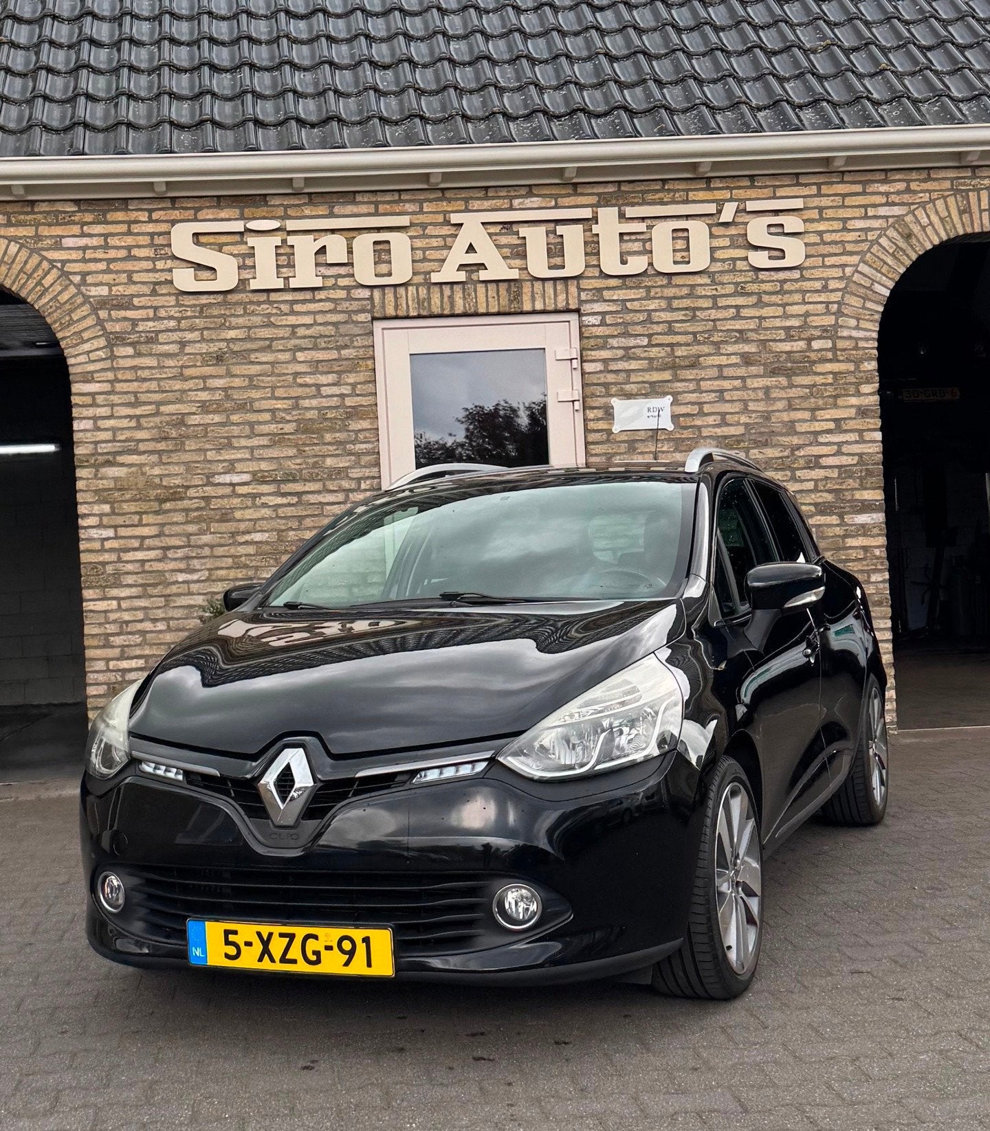 Renault Clio Estate 0.9 TCe Night&Day Bj 2014 Lage wegenbela, Auto's, Voorwielaandrijving, Zwart, Origineel Nederlands, Handgeschakeld