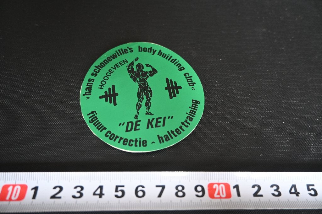 sticker Hoogeveen DE KEI HANS SCHONEWILLE'S Body building, Verzamelen, Stickers, Ophalen, Zo goed als nieuw