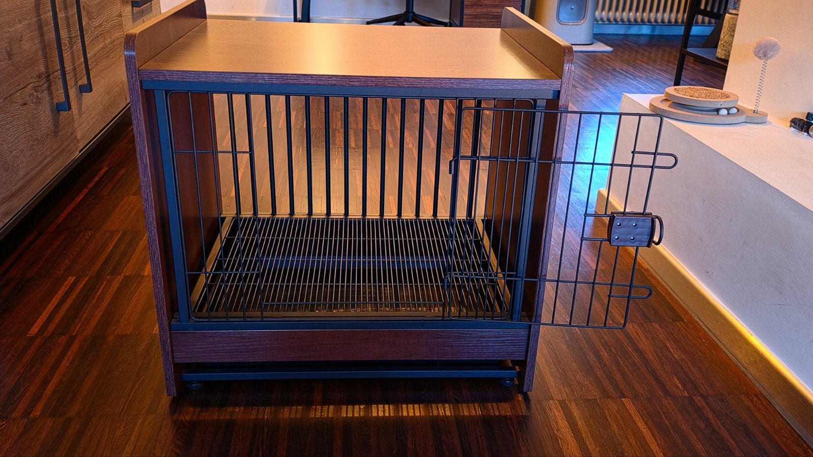 Mooie Hondenbench in de kleur bruin hout met zwart metaal, Dieren en Toebehoren, Ophalen, Zo goed als nieuw